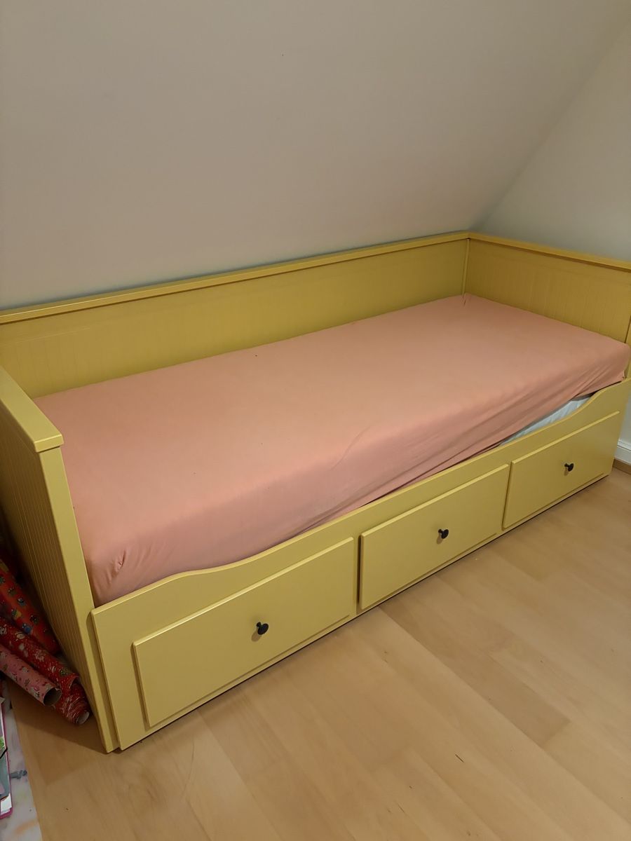 Lits: Ikea HEMNES Bett neuwertig – D'occasion à Winterthur par GLMI08 2