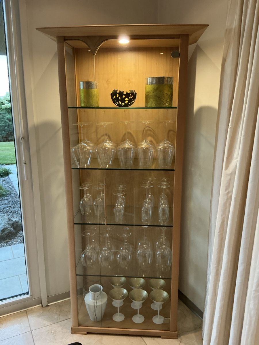 Vitrinen: Vitrine beleuchtet in edlem Echtholz – Gebraucht aus Worb von Daenub 2