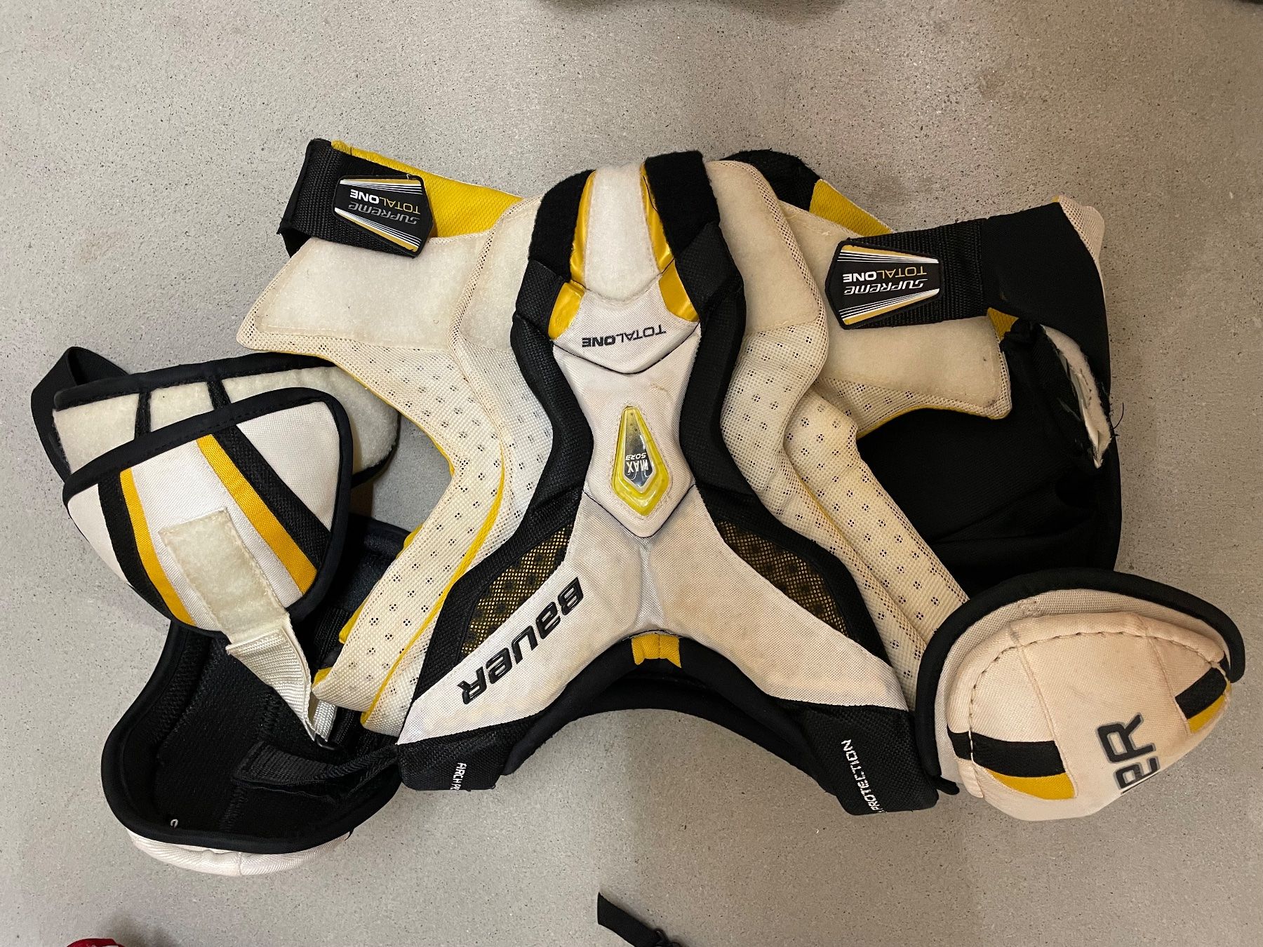 Schutz & Schoner: Eishockey Ausrüstung – Gebraucht aus Winterthur von  4