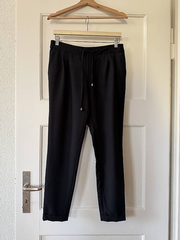 Pantalons: SCHWARZE STOFFHOSE MIT BUND – D'occasion à Zürich par Nadgb1303