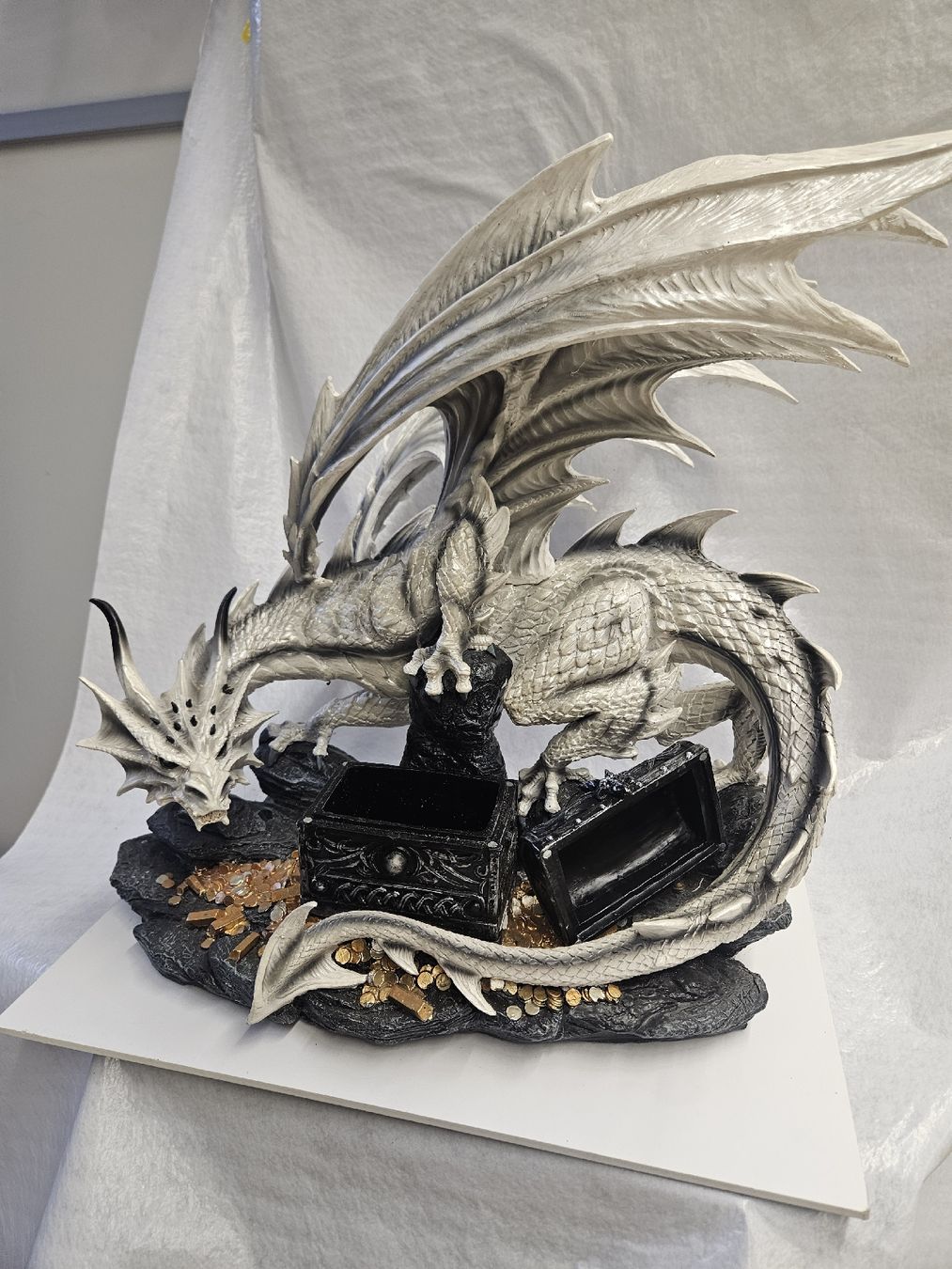 Statuette: Large White Dragon Treasure Chest – Nuovo (secondo la descrizione) da Dielsdorf venduto da Kenan997 1