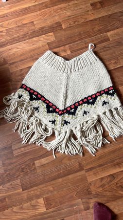Poncho gestrickt beige mit Fransen 