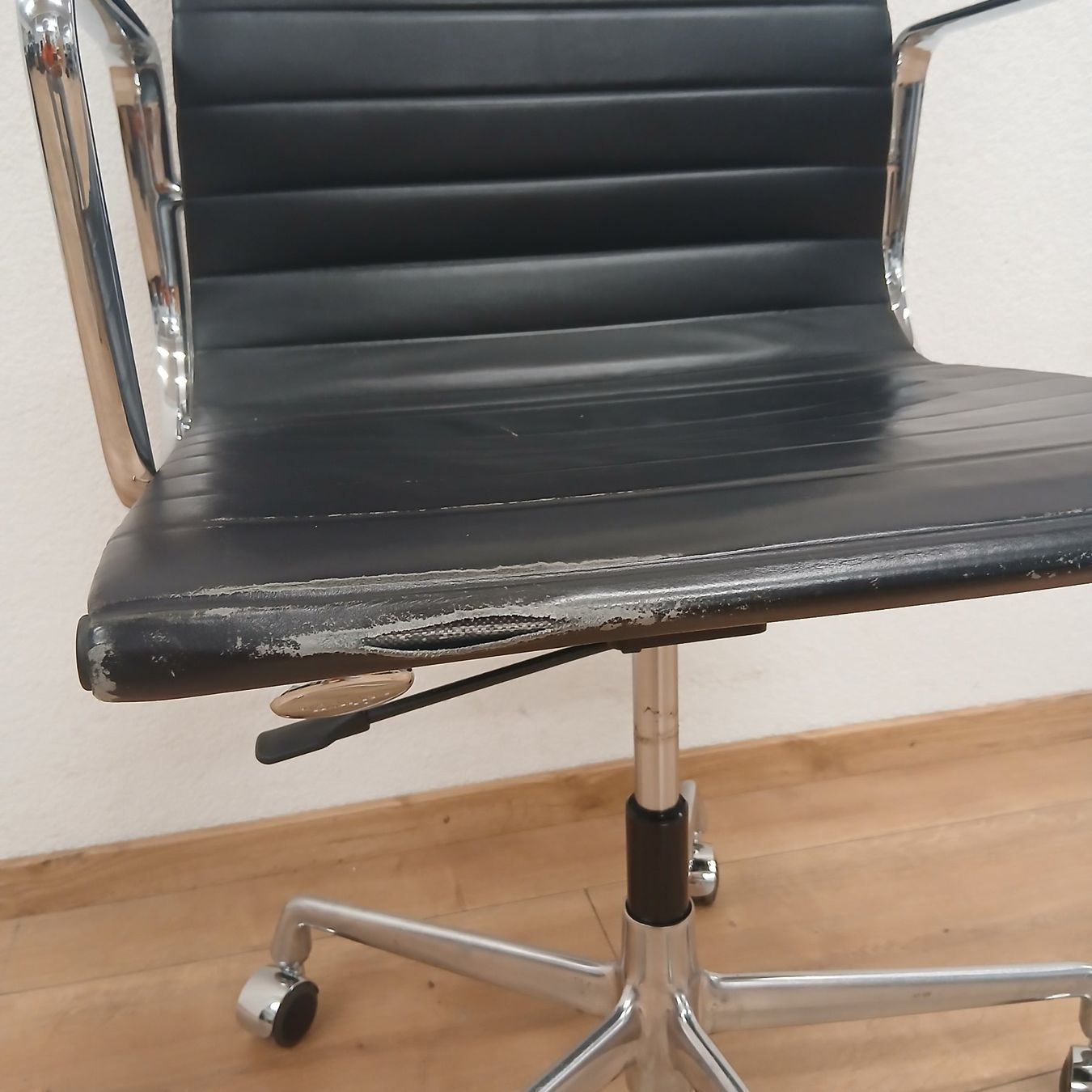 Vitra Sedie: Vitra Eames EA 119 Bürostuhl Leder Schwarz – Usato da Oberurnen venduto da SH2025 1