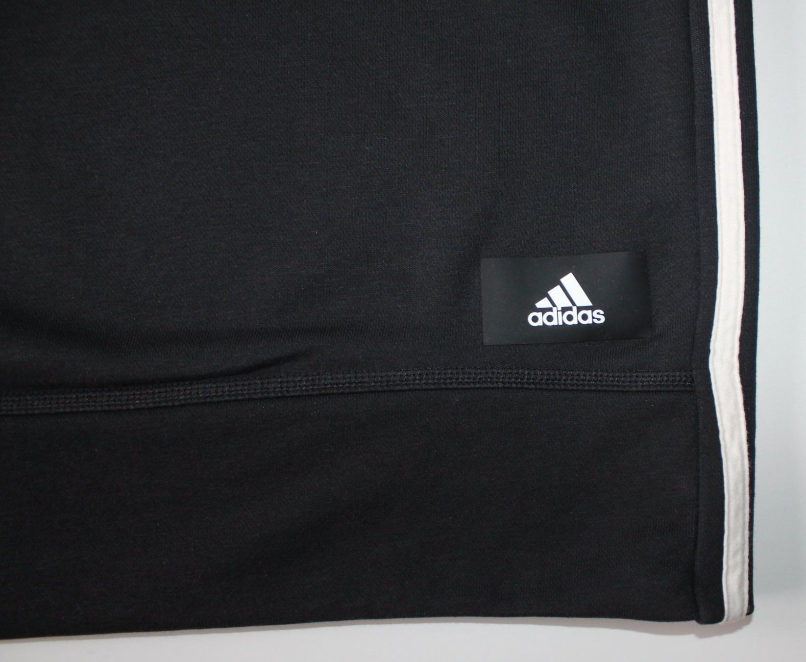 Adidas Maglioni & Felpe: Pull Adidas noir avec bandes blanches  t. XS – Usato da Peseux venduto da Gilloss 1