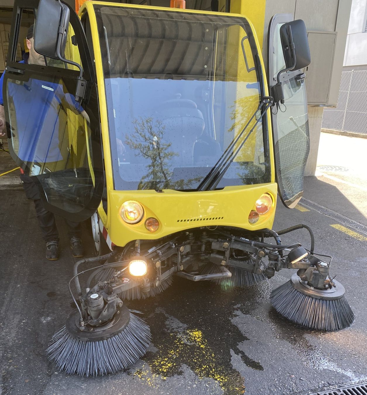 Kärcher Tutte le macchine: KÄRCHER MC 150 Strassenreinigung – Usato da Arbon venduto da Saemis 4