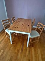 4 Holzstühle mit beigem Sitzpolster (OHNE TISCH)