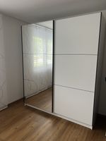 Kleiderschrank Weiss mit schwarzen Griffen – Neuwertiger Zus