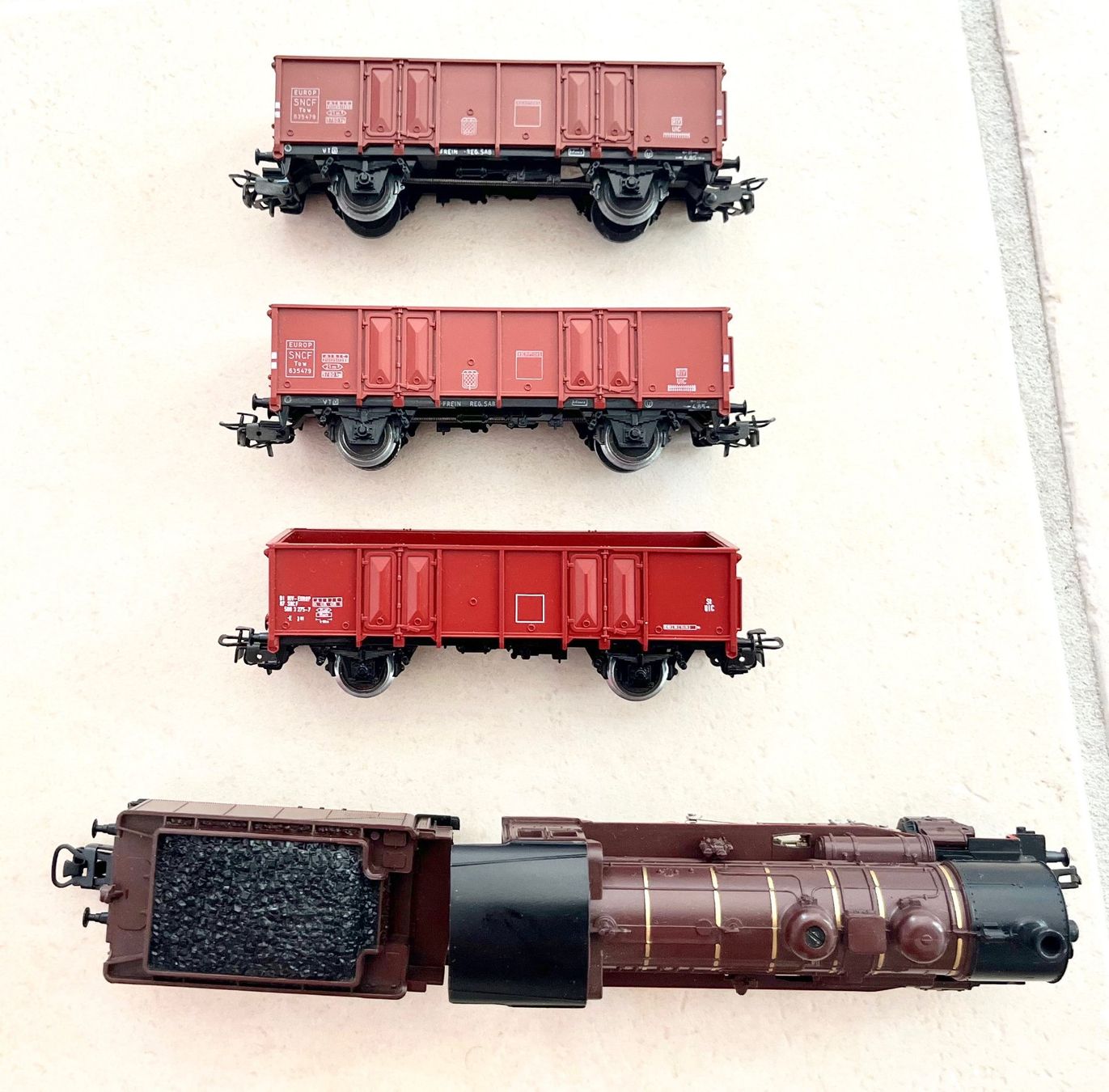 Märklin Modellini di ferrovie: Märklin Dampflok SNCF mit 3 SNCF Güterwagen – Difettoso da Bleiken venduto da hbw45 1
