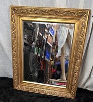 Wandspiegel im barocken Stil mit Goldrahmen