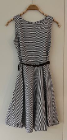 Gestreiftes Sommerkleid mit Gürtel