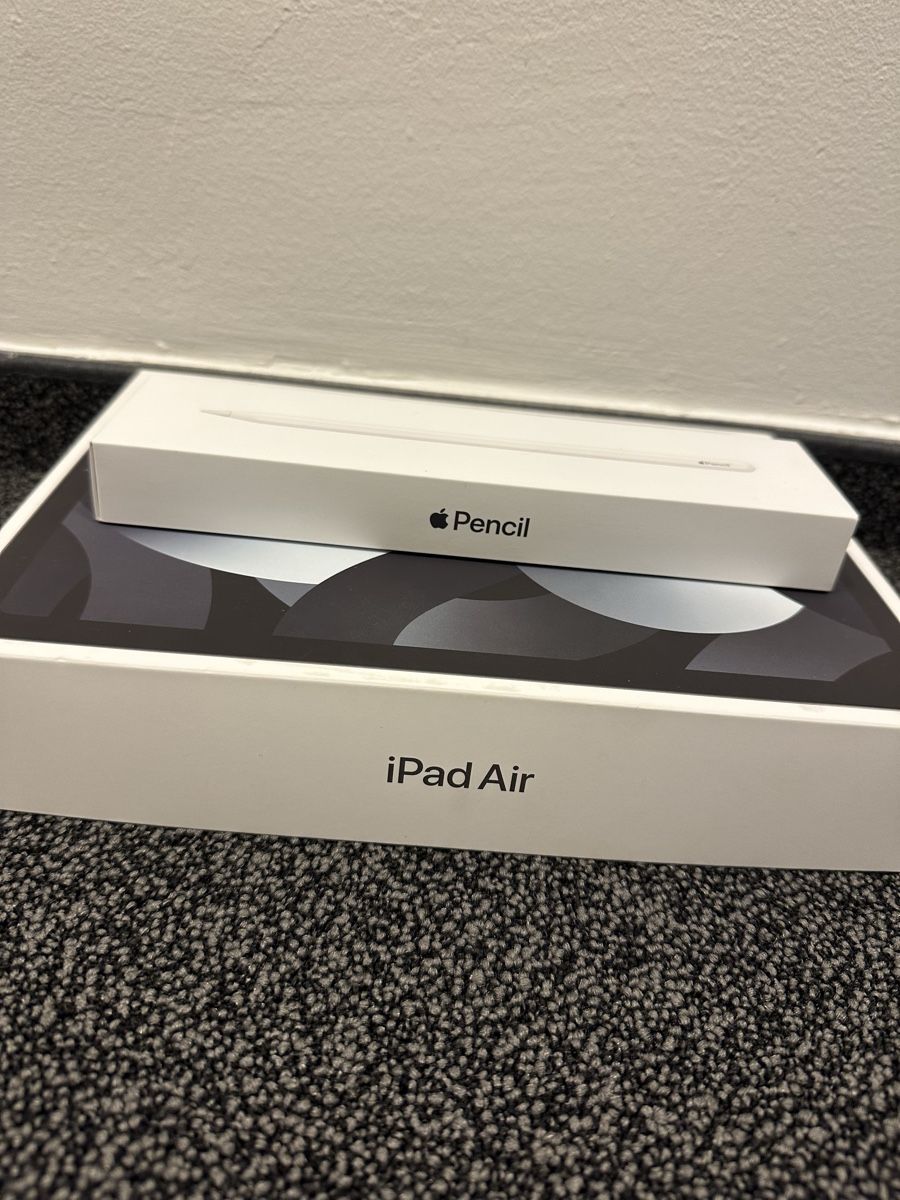 Apple Tablet PC: Ipad Air wifi and cellular 2022 – Usato da Horgen venduto da Nathalie.Alicia