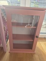 Wandschrank Holz rosa mit Glastür in gutem Zustand.