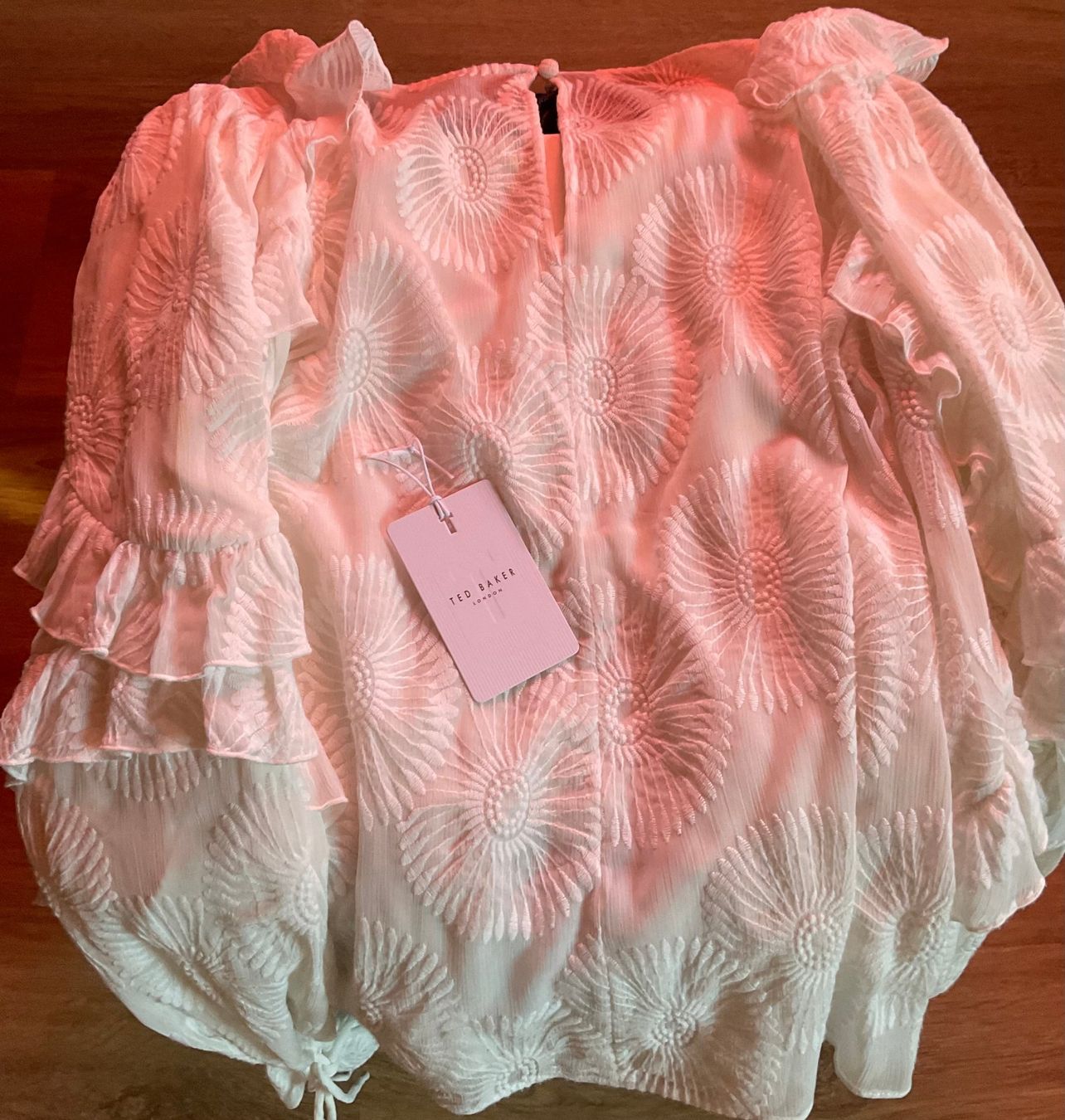 Ted Baker : Ted Baker Ruffle Sleeve Broderie Top Bluse – Usato da Wettingen venduto da Hbeluga 4
