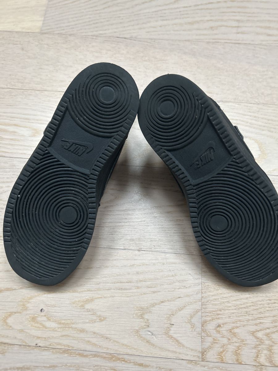 Nike Scarpe per ragazzi: NikeGrösse 32, schwarz. – Usato da Muri AG venduto da Mkikus 2
