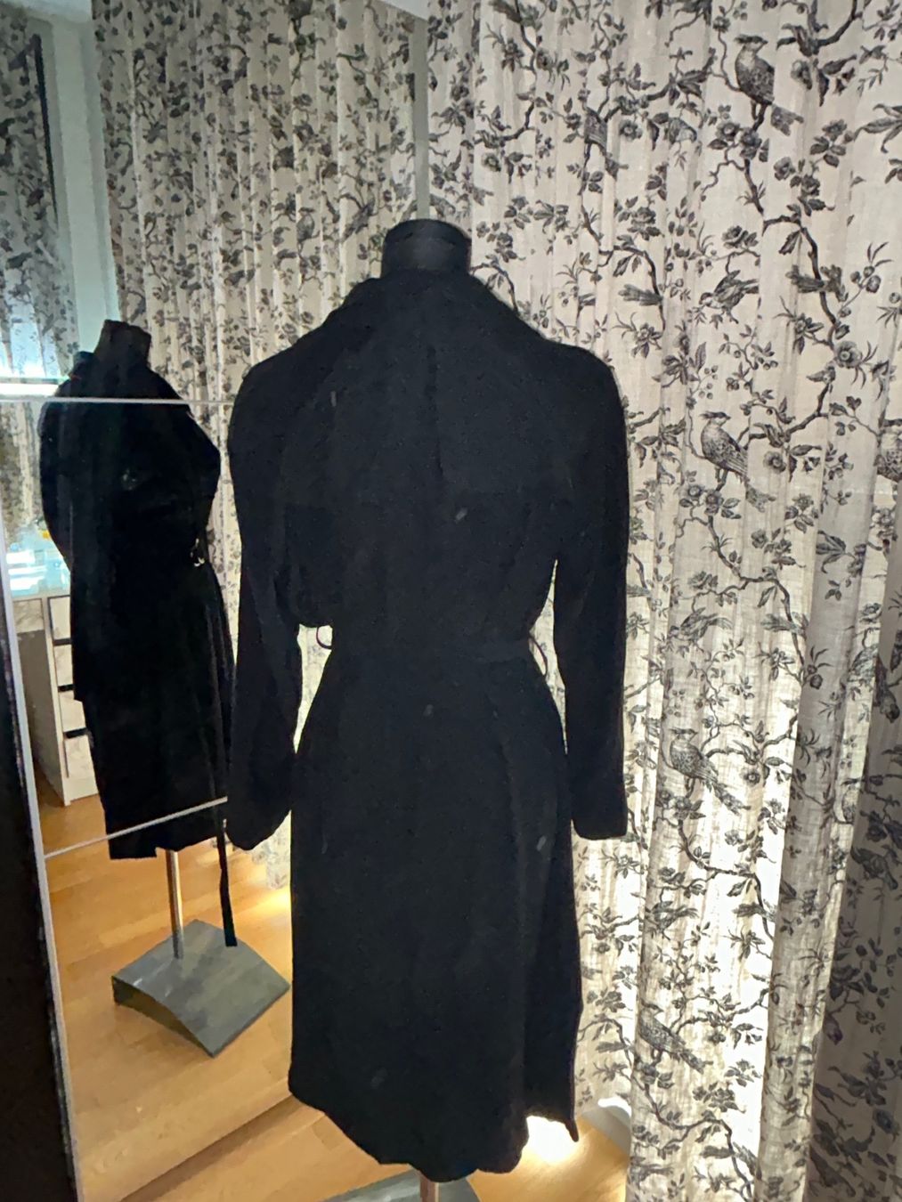 Cappotti: TRENCHCOAT/MANTEL SCHWARZ – Usato da Luzern venduto da Suneha 4