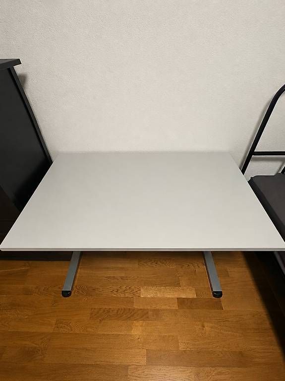 Bureaux: Tisch hellgrau Metallgestell Breite 120cm H.71cm – D'occasion à Zollikofen par Lexxy 1