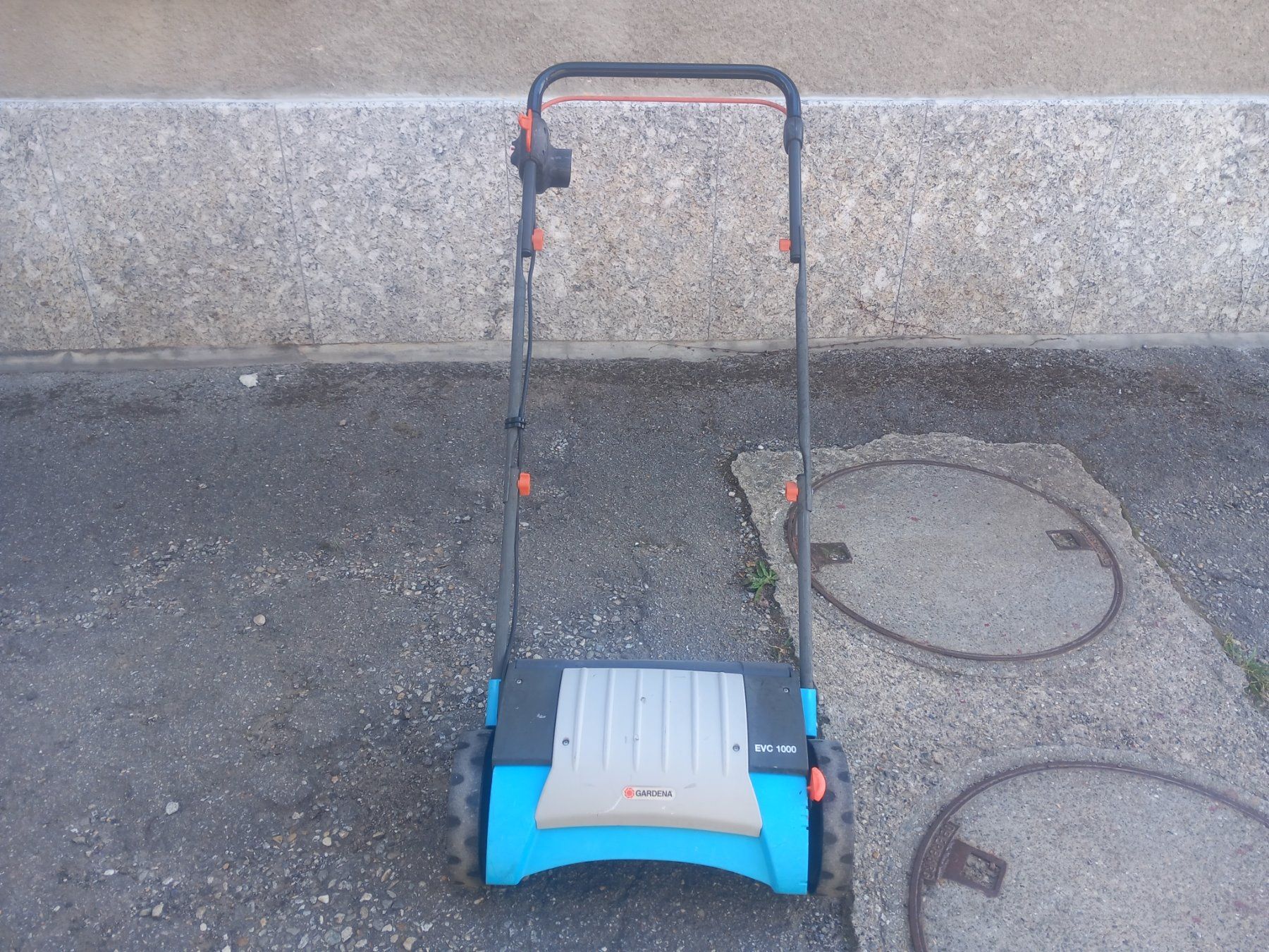 Gardena Bodenbearbeitungsgeräte: Scarificatore Gardena EVC1000 – Neu (gemäss Beschreibung) aus Motto (Blenio) von Vale.L85
