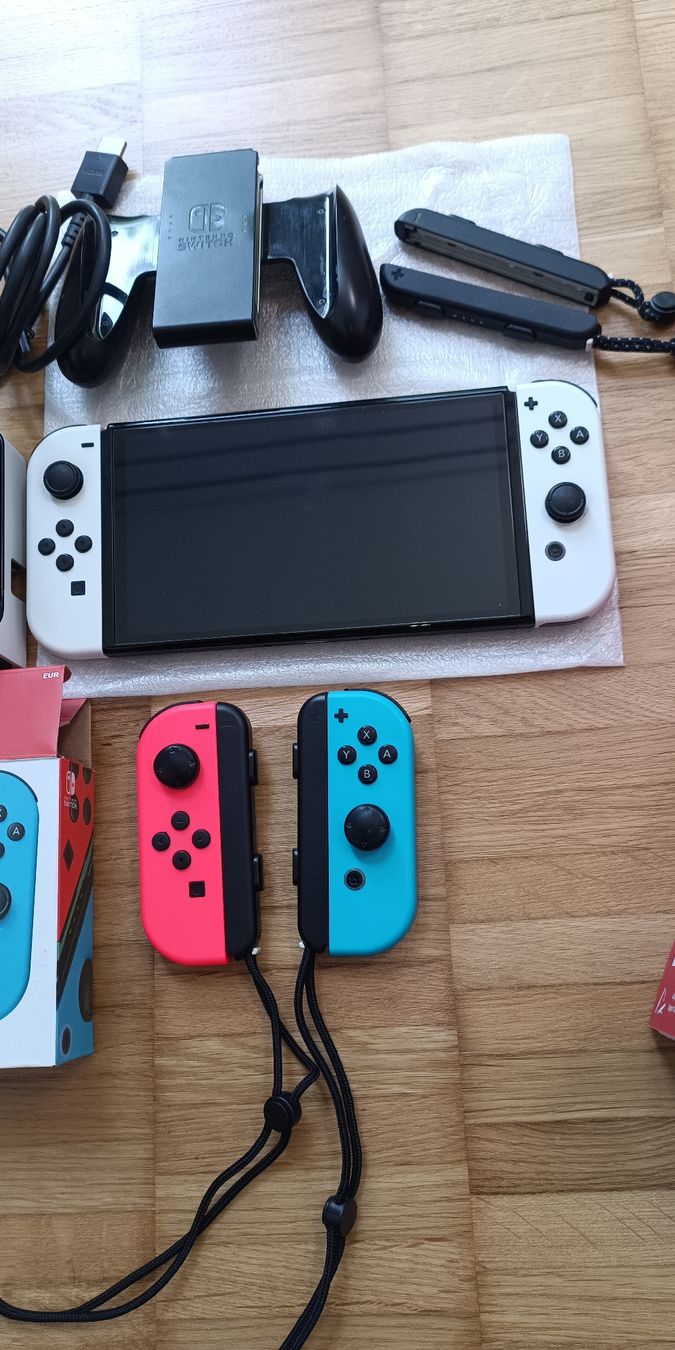 Nintendo Console: Nintendo Switch OLED + 256 GB MicroSD + Schutz + Zubehör – Usato da Schinznach Bad venduto da Zaaiko 4