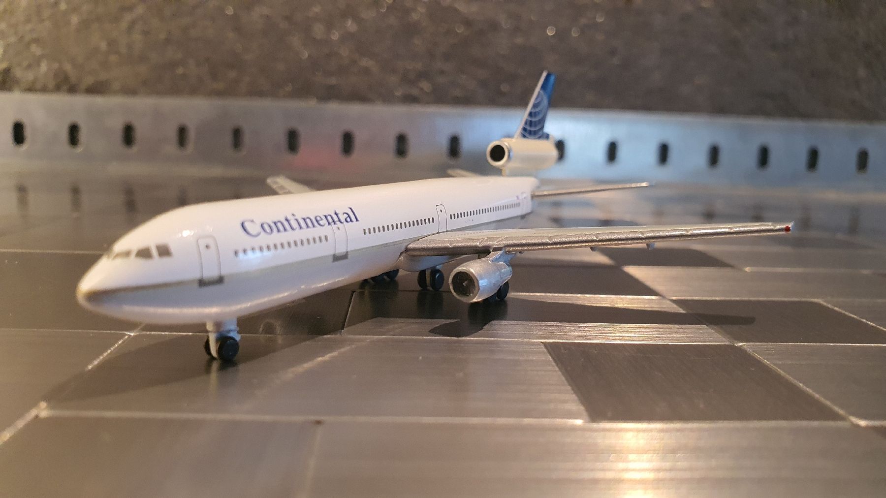 Herpa Kit di modellismo & Modellini statici: HERPA CONTINENTAL AIRLINES DOUGLAS DC-10 – Usato da Männedorf venduto da Modellbau-wyss 1