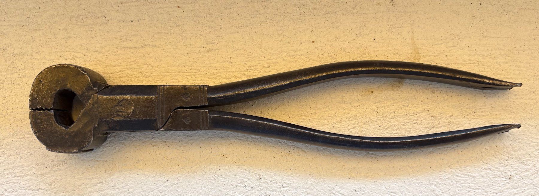 Tutti gli attrezzi: ANTIKE EISEN ZANGE 26CM LANG MIT PUNZEN – Usato da Ostermundigen venduto da wini63