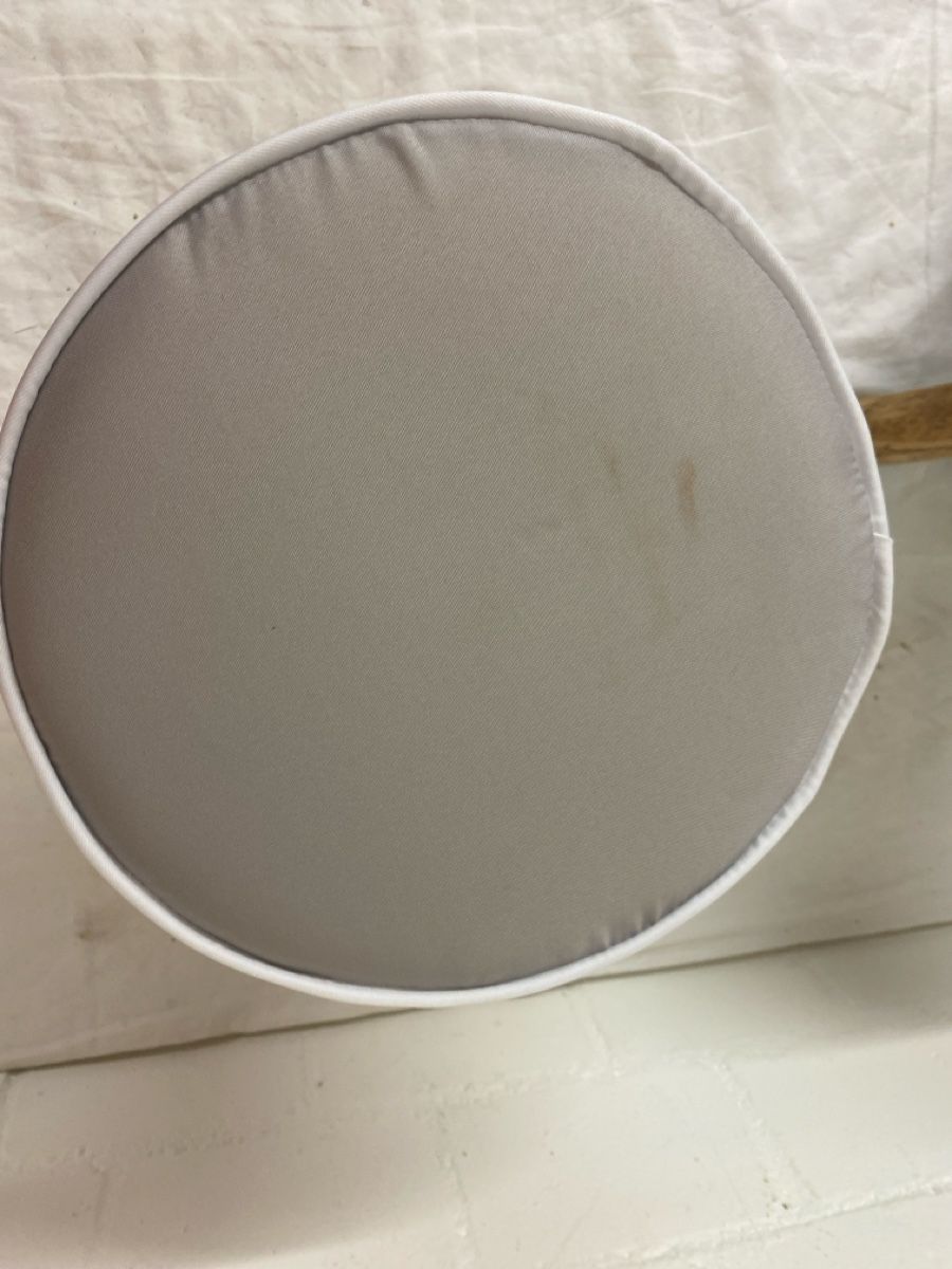 Sgabelli: 2 . Stylischer Hocker mit Holzfüssen – Usato da sursee venduto da trilli-tralli 3