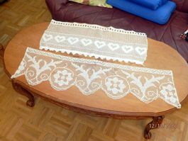 2 Kurzgardinen, 1 x beige 1 x weiss, handgehäkelt, gebraucht