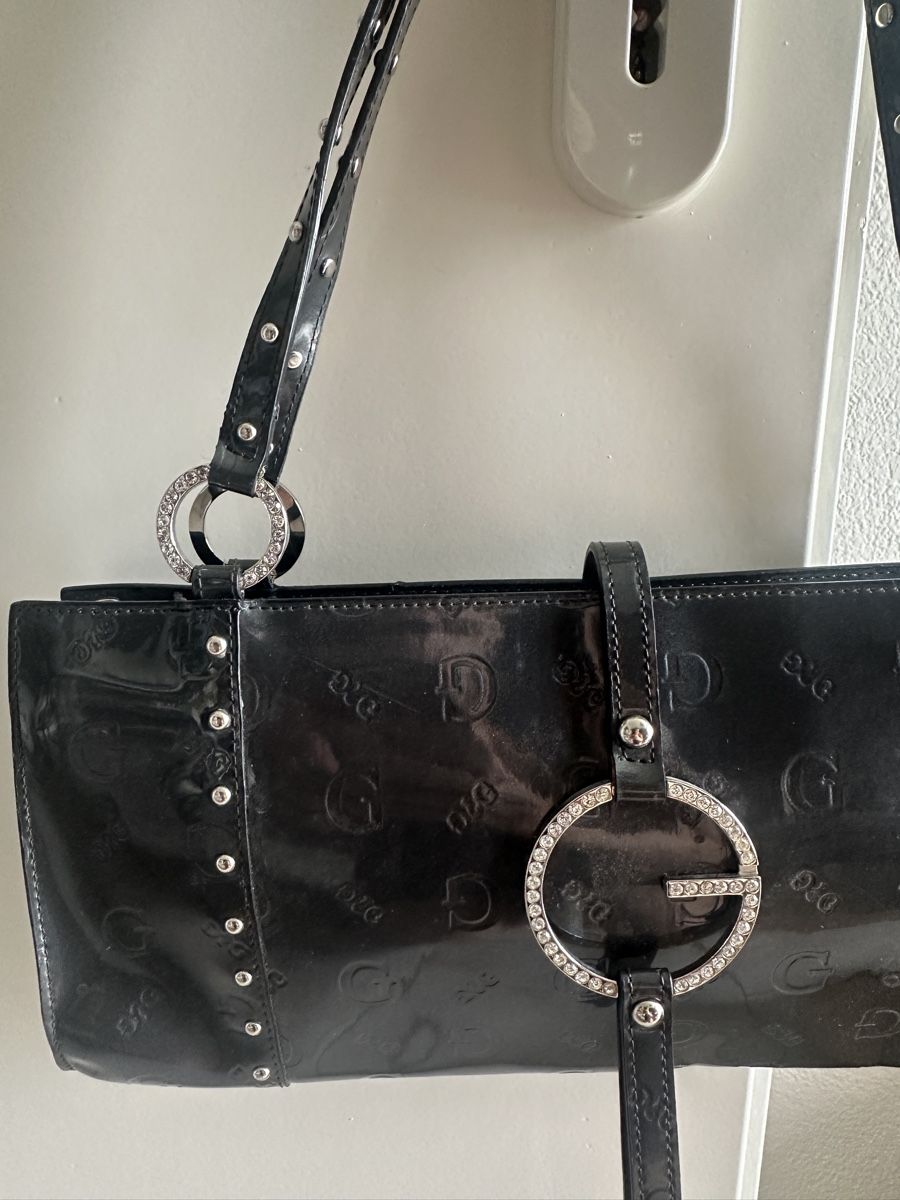 Guess Borse da donna: VINTAGE Y2K GUESS LACQUER CHIC SHOULDER BAG – Usato da Zofingen venduto da JumpInVintage 3