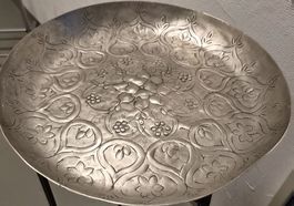 Dekorative Metallschale mit Blumenmuster gebraucht