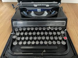 Schreibmaschine Olivetti, portabel und dekorativ
