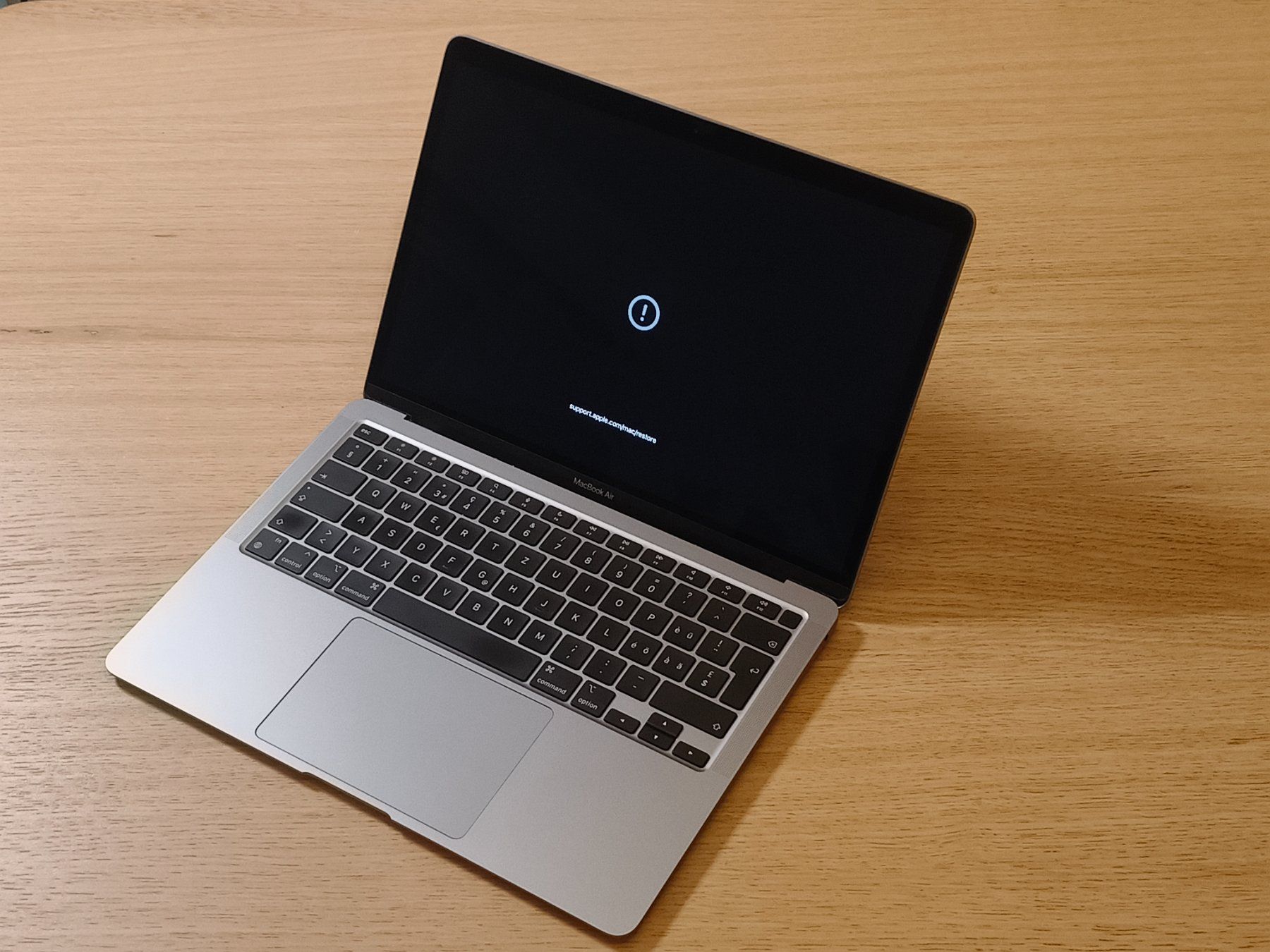 Apple Notebook: Apple MacBook Air M1 2020 Grey Startprobleme – Difettoso da Zürich venduto da DonBodo