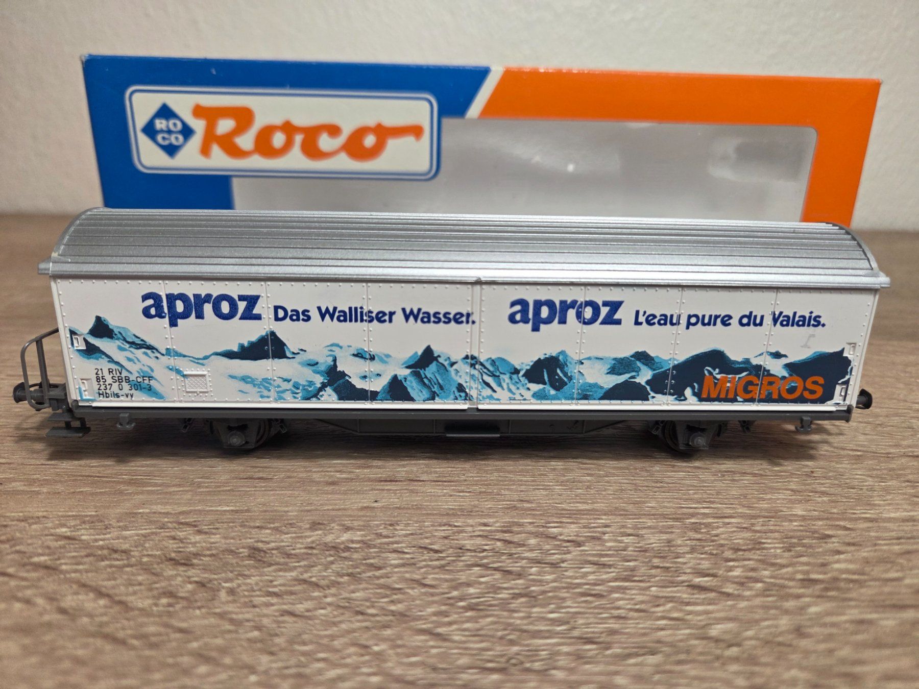 Roco Modellini di ferrovie: Roco 291032 Güterwagen Aproz SBB H0 – Nuovo e nell'imballaggio originale da St-Aubin-Sauges venduto da Lo_Go