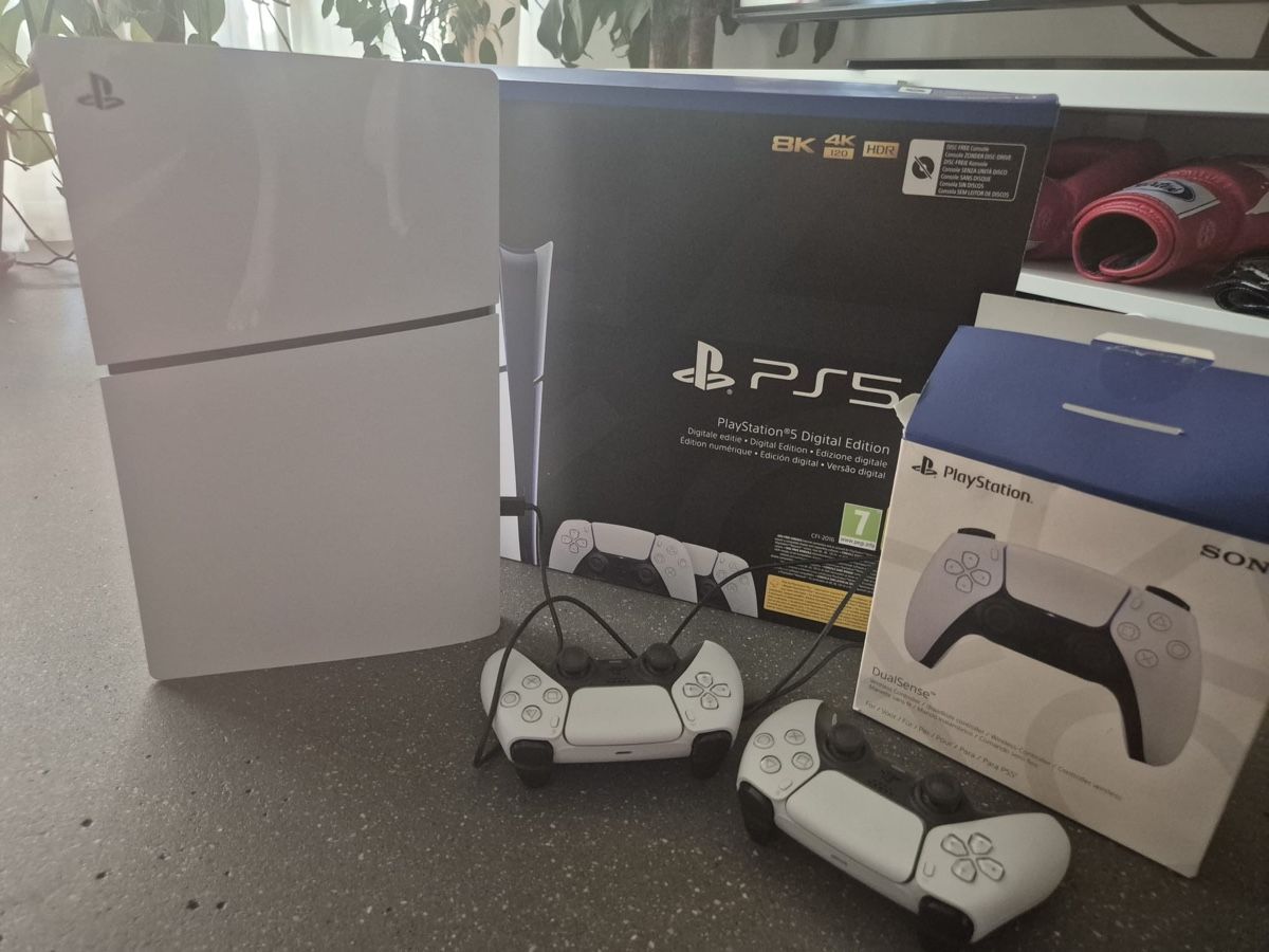 Sony Console: PS5 digital with 2 controllers, excellent condition – Usato da Zürich venduto da mkh_nvg6 2