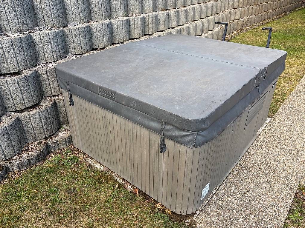 Whirlpool: Jacuzzi 2 places Beachcomber 520 LEEP – Usato da Cernier venduto da DBONEUCHATEL 3