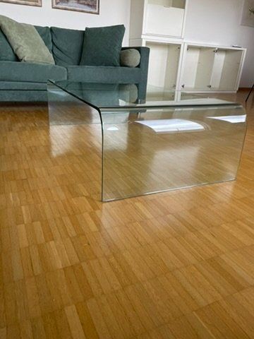 Tische: Moderner Salontisch aus gebogenem Glas – Gebraucht aus Zürich von Vichr 1
