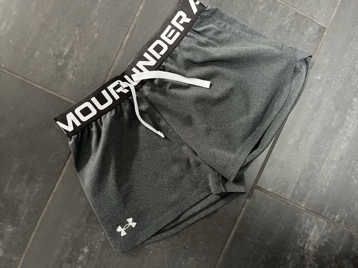 Under Armour Pantaloni: Under Armour Shorts, Grau, Grösse 140-146 – Usato da Zeiningen venduto da man_69cj