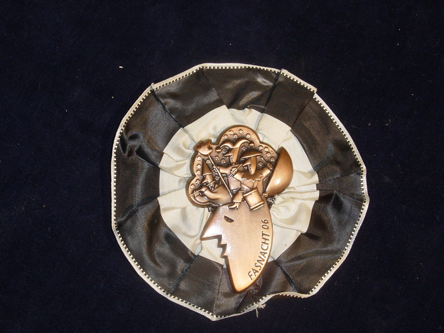 Medaillen: Zusplakette Kufer Basel 2006 mit Platte, Nadel & Rosette – Gebraucht aus Binningen von chat01