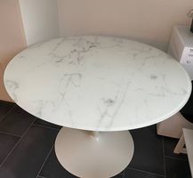Glas-Tisch in Marmoroptik
