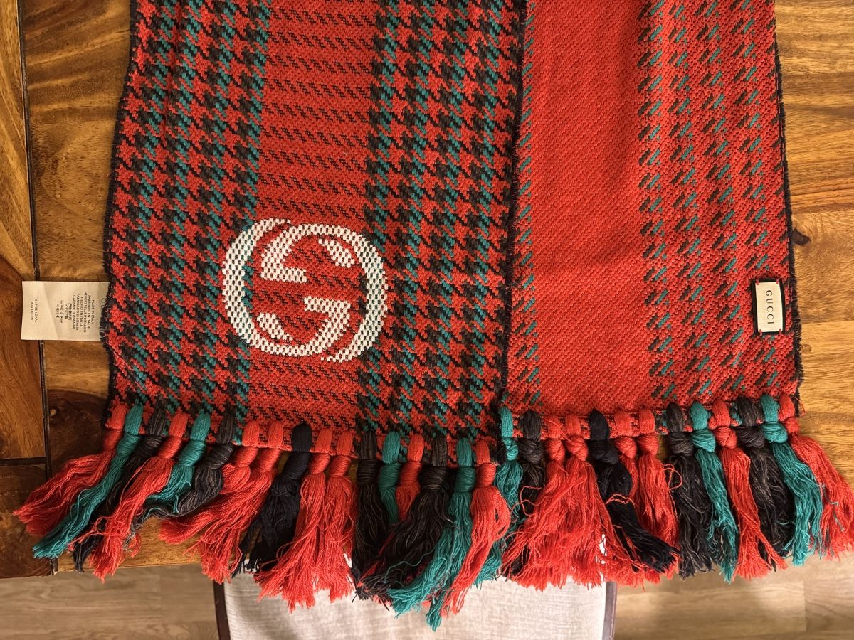 Gucci Foulard & Sciarpe: Gucci Schal mit Fransen Rot / Grün – Nuovo (secondo la descrizione) da Dietikon venduto da _cfic_ 2