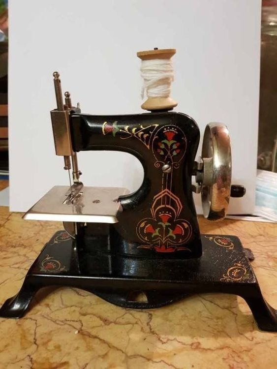 Très ancienne machine à coudre jouet SMJ