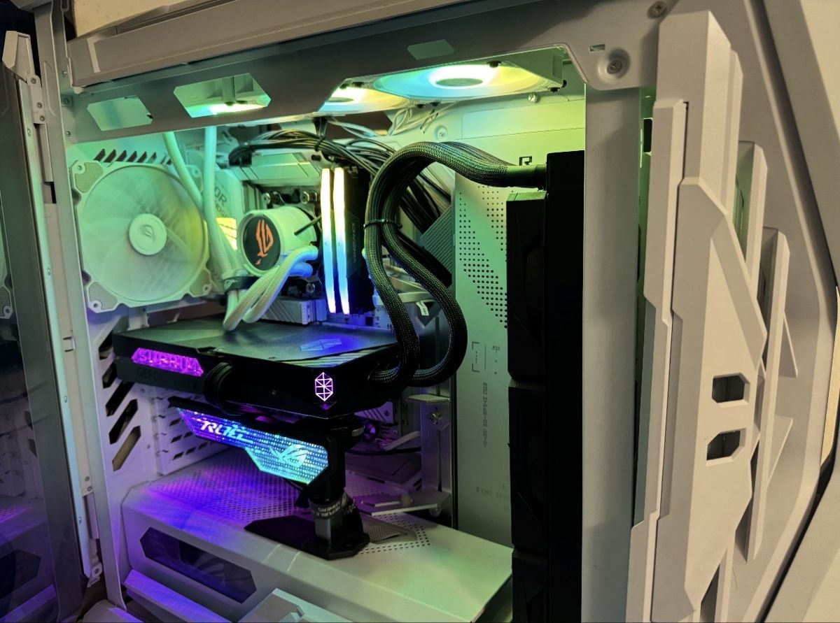 PC: Gaming desktop with Alienware monitor – Usato da Bulle venduto da pye_ddg7 1