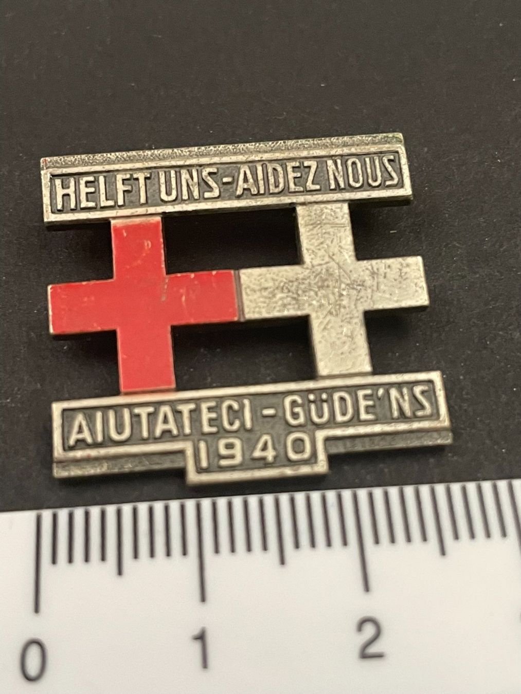 Placchette & Badge: Abzeichen Rotes Kreuz "Helft Uns" 1940 – Usato da Aarburg venduto da glaibasel57