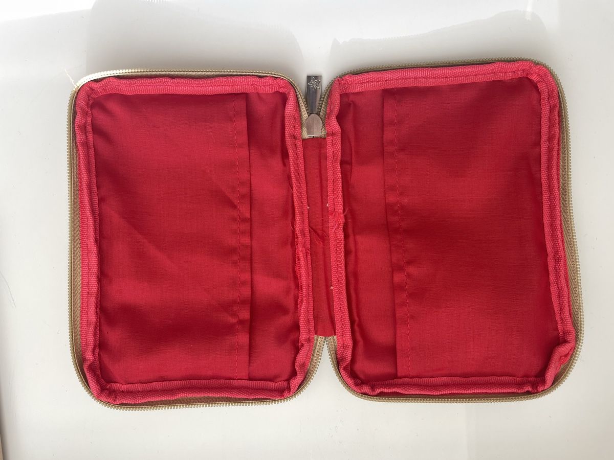 Brieftaschen: A cute, tiny multipurpose zip bag – Gebraucht aus Zürich von MariKondo 5