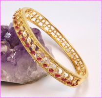 Bezaubernder Rubin Zirkonia Armreif 18K Vergoldet