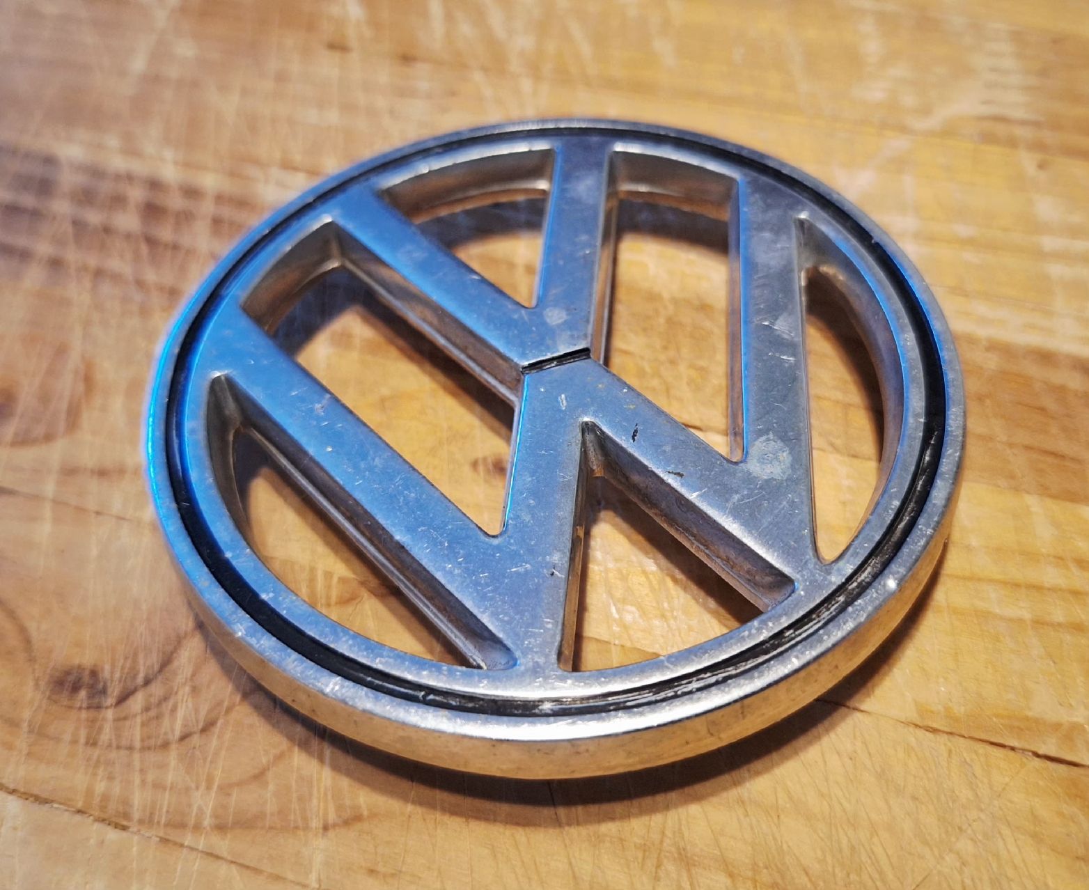 VW Tutti pezzi di ricambio auto: VW Käfer Emblem – Usato da Triesen venduto da BLACKSHEEP75 2