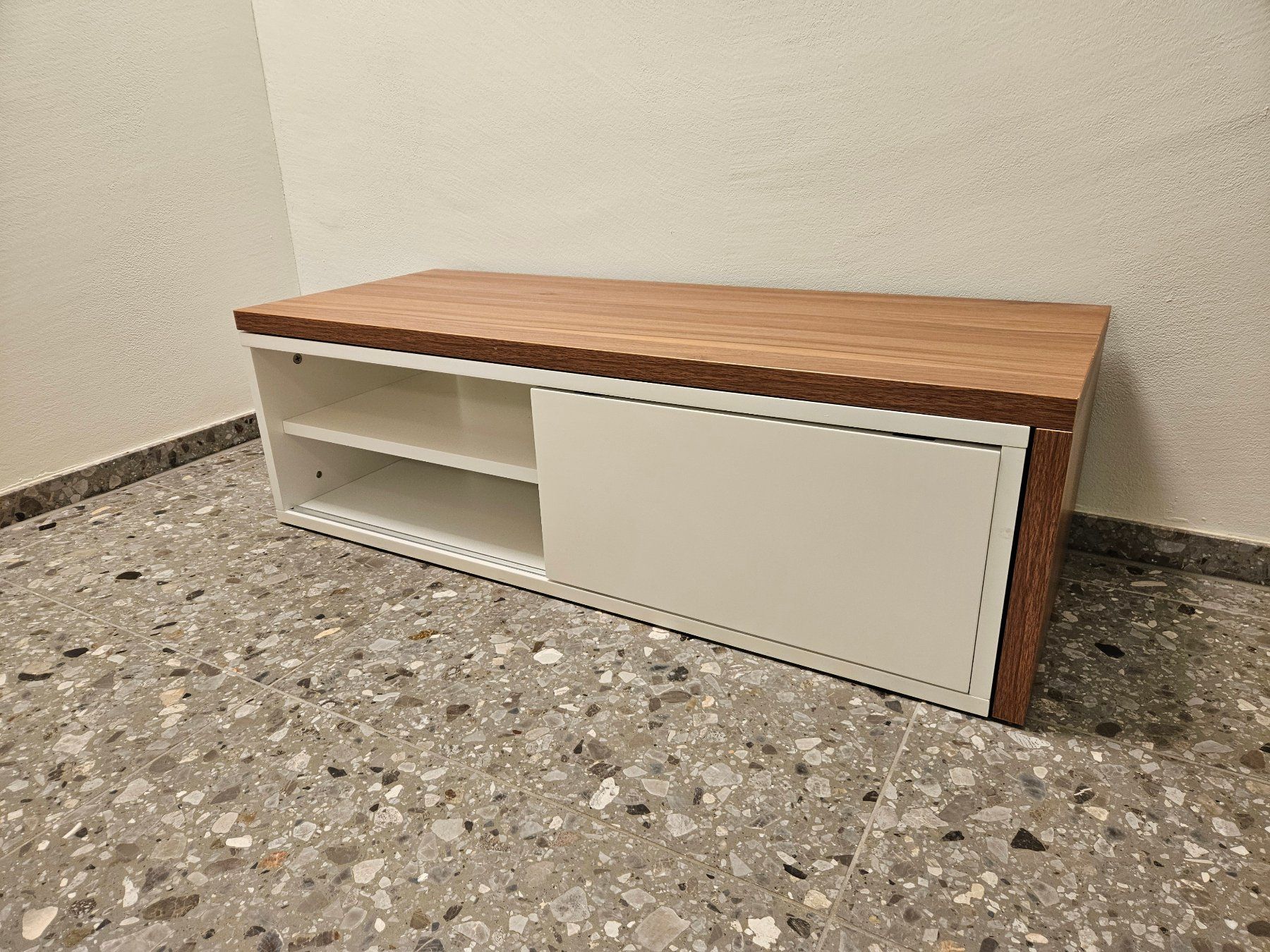 Beliani Mobili TV: TV Möbel Nussbaumoptik und weiss – Usato da Zürich venduto da phi_w2sw 1