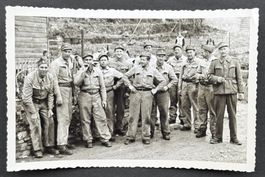 SOLDATEN IM FELDE