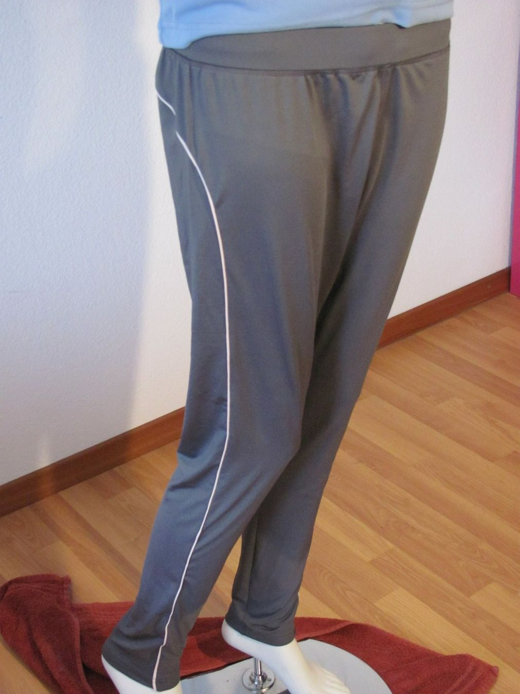 Pantaloni: Neue Jogginghose, Gr. L, Grau! – Nuovo e nell'imballaggio originale da Gümligen venduto da Fantapanda