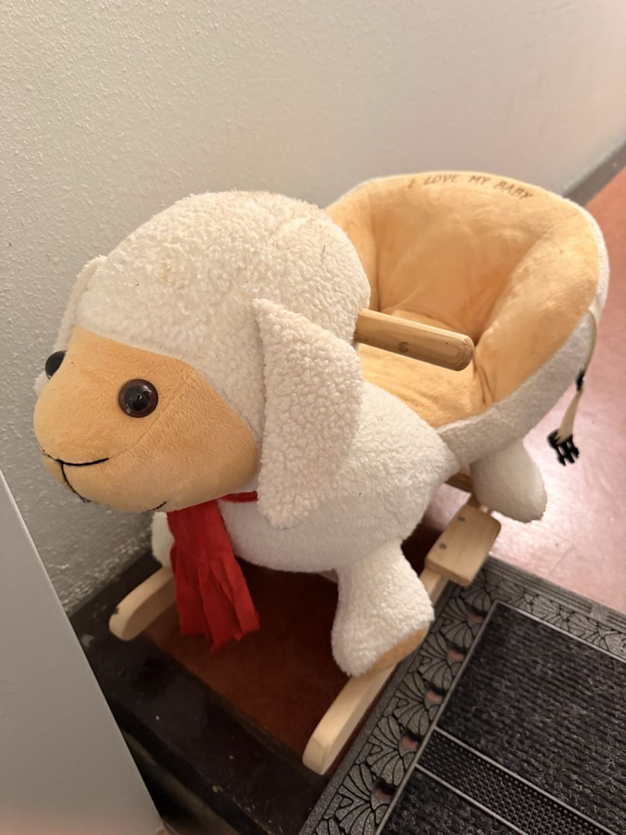 Jouets: Mouton à bascule en peluche pour bébé – D'occasion à Les Avanchets par murat.sahin