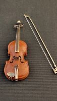 Miniatur-Violine aus Holz und Silber