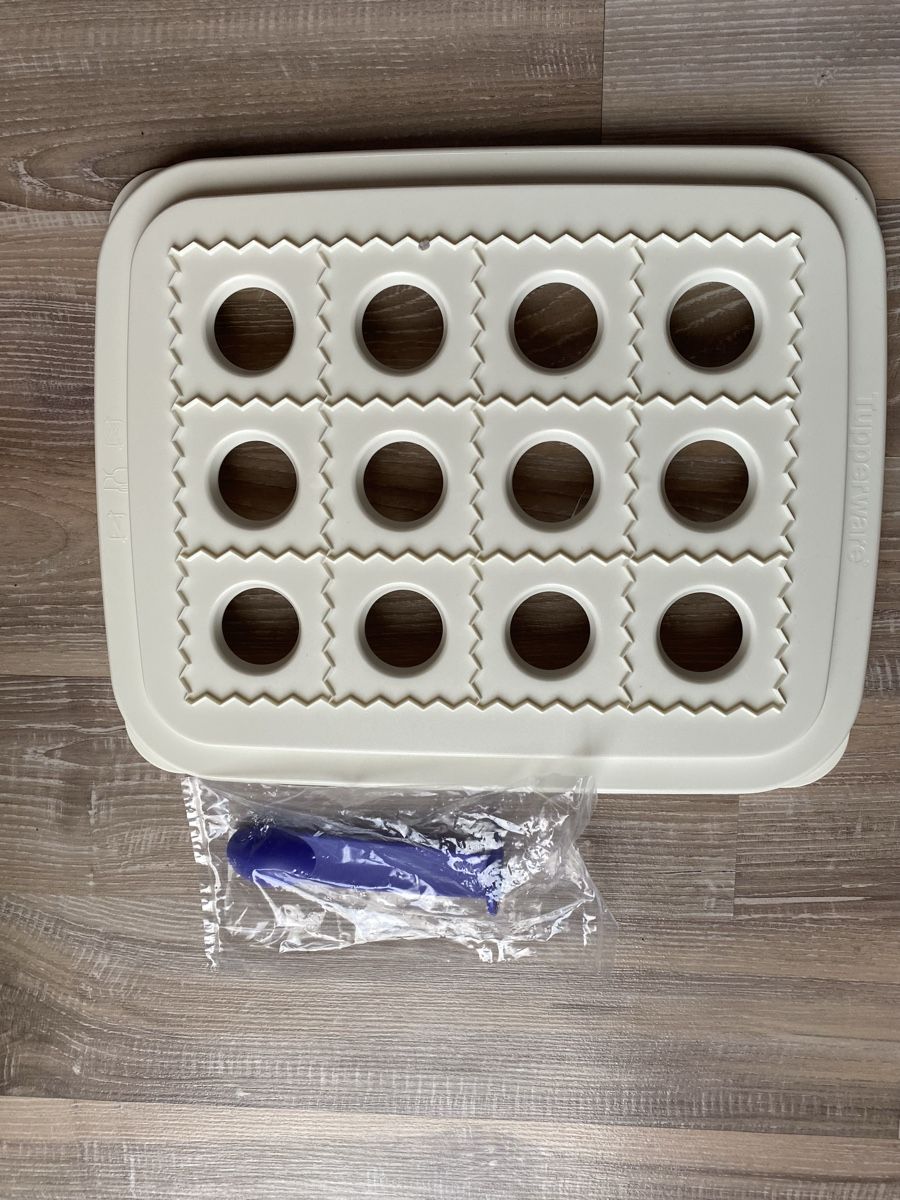 Tupperware Backformen: Moule à raviolis Tupperware blanc avec rouleau bleu – Neu und originalverpackt aus rechy von Phil95